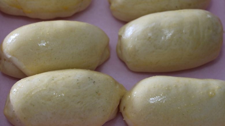 紫菜肉松面包,发酵好后取出，175度预热烤箱
在面包表面擦一层蛋液
175度烤20分钟，期间观察上色情况，表面变金黄就盖上锡纸