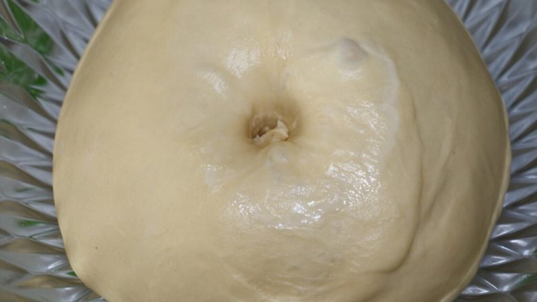 紫菜肉松面包,面团发酵至原来的2-2.5倍大，手指戳孔不塌陷不回缩即表示发酵完成
