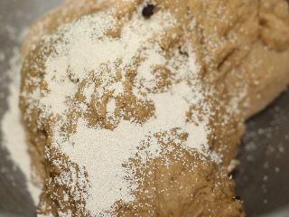 小麦胚芽红糖核桃12连小面包,启动厨师机2档和面3分钟加入酵母