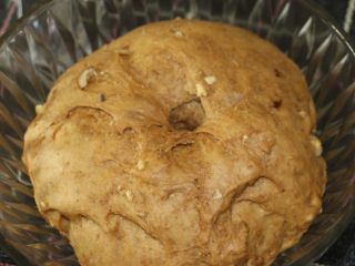 小麦胚芽红糖核桃12连小面包,面团发酵至原来的2-2.5倍大，戳孔不塌陷不回缩即可。