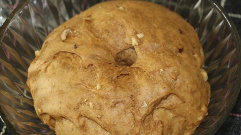 小麦胚芽红糖核桃12连小面包,面团发酵至原来的2-2.5倍大，戳孔不塌陷不回缩即可。