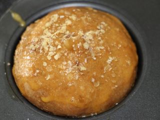 小麦胚芽红糖核桃12连小面包,二发完成取出
175度预热烤箱
在面包表面擦上一层蛋液，撒上小麦胚芽
175度烤18分钟即可