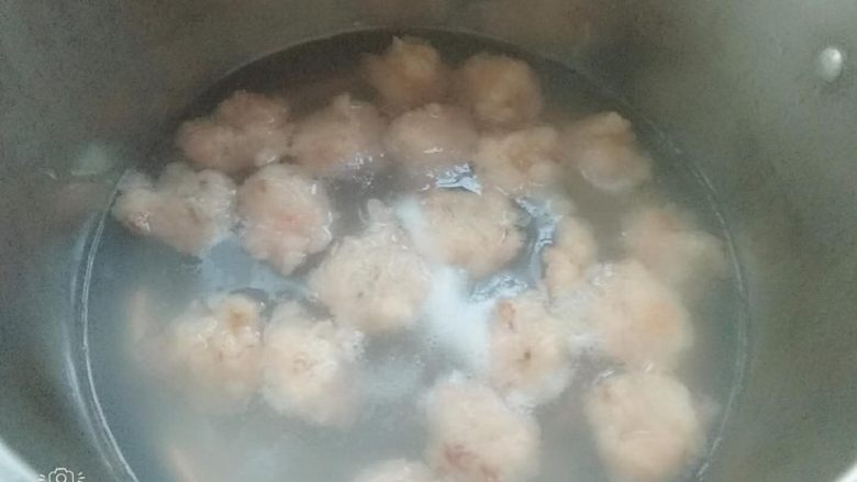 白菜粉丝蒜香虾丸煲,挤好丸子小火盖上锅盖养熟，不要大火煮
