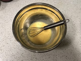 宝宝橙汁磨牙棒,橙汁里加入一个蛋黄，搅打均匀