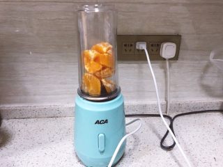 宝宝橙汁磨牙棒,橙子两个去皮切块，放入榨汁机