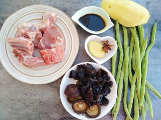 铁锅乱炖，排骨炖时蔬,准备食材:排骨、香菇、木耳、豆角、土豆、葱姜、八角、老抽