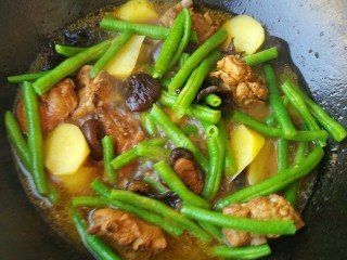 铁锅乱炖，排骨炖时蔬,土豆和豆角炖软，收汁