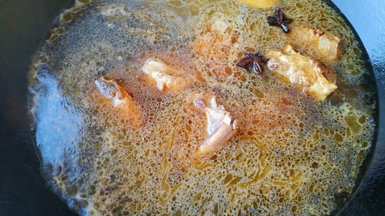 铁锅乱炖，排骨炖时蔬,加入两大碗开水，中火炖30分钟