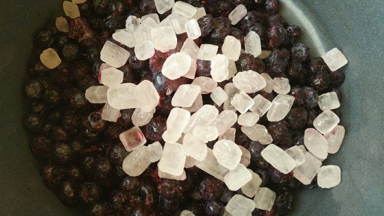 酸酸甜甜~蓝莓果酱,冰糖和蓝莓一起放入锅中