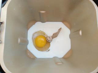浪漫的圣诞花环,牛奶和鸡蛋放入面包机中