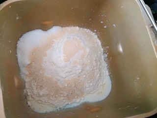 超级拉丝的牛奶吐司,再放入酵母、白糖、盐，启动搅拌键10分钟