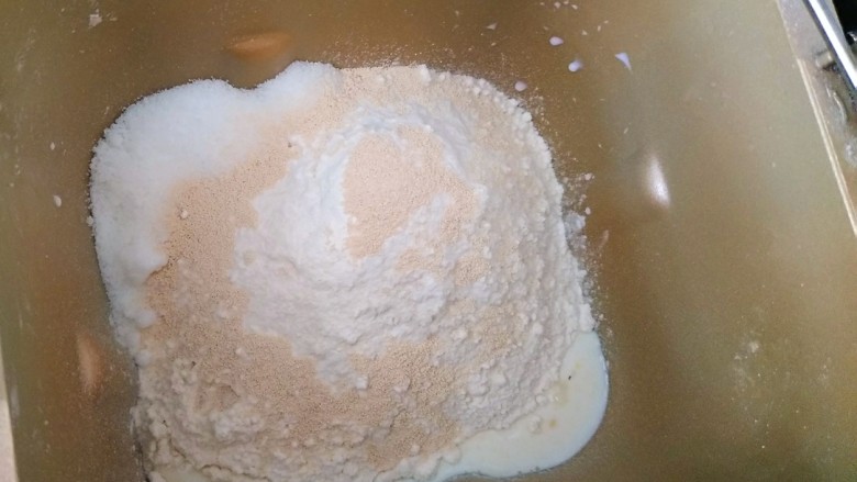 超级拉丝的牛奶吐司,再放入酵母、白糖、盐，启动搅拌键10分钟