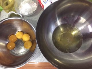 坚果抹茶卷蛋糕,蛋清分离，放蛋清的盆要无油无水