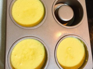 奶油水果杯（小嵨海绵蛋糕）,将蛋液倒入模具中，8分满，震出气泡。