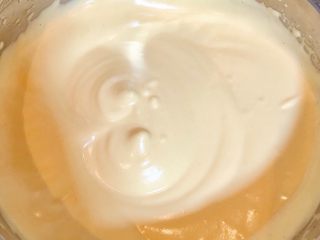 奶油水果杯（小嵨海绵蛋糕）,倒入保温好的糖浆高速打发蛋液至划8字十秒内不消失。（糖浆的温度一定要与蛋液温度一致，没有糖浆不放也可以）