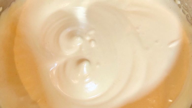 奶油水果杯（小嵨海绵蛋糕）,倒入保温好的糖浆高速打发蛋液至划8字十秒内不消失。（糖浆的温度一定要与蛋液温度一致，没有糖浆不放也可以）