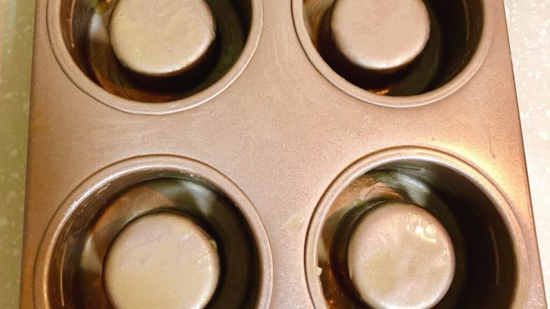 奶油水果杯（小嵨海绵蛋糕）,将黄油隔热水融化，模具里面薄薄的刷一层黄油。