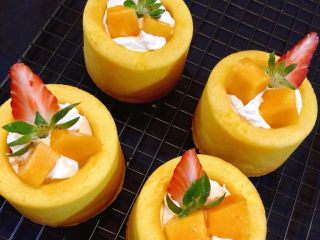 奶油水果杯（小嵨海绵蛋糕）,放入草莓、芒果装饰。