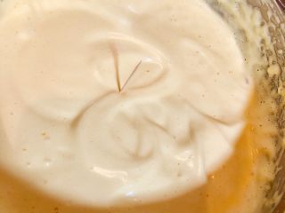 奶油水果杯（小嵨海绵蛋糕）,也可以插根牙签测试，保持5秒左右不倒，说明蛋糊打发成功。