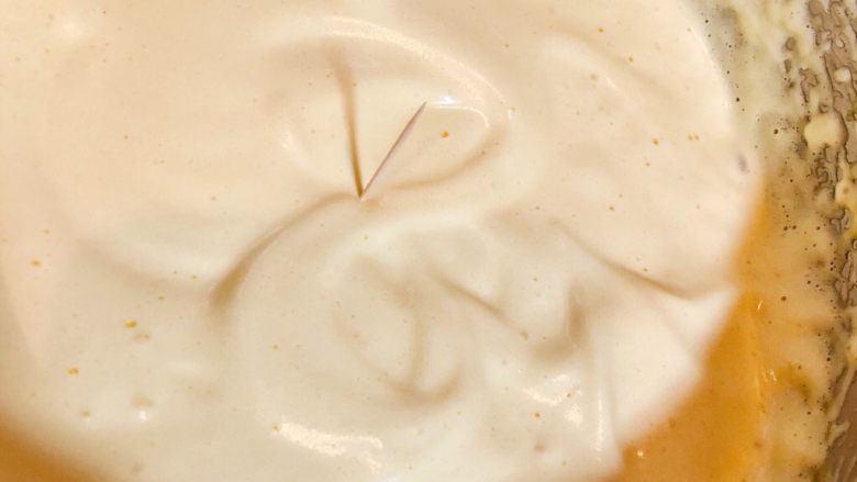 奶油水果杯（小嵨海绵蛋糕）,也可以插根牙签测试，保持5秒左右不倒，说明蛋糊打发成功。