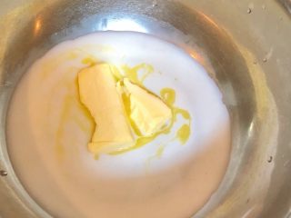 奶油水果杯（小嵨海绵蛋糕）,黄油和牛奶隔热水融化保温待用。
