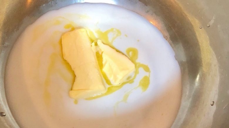 奶油水果杯（小嵨海绵蛋糕）,黄油和牛奶隔热水融化保温待用。