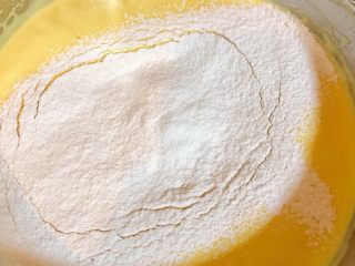 奶油水果杯（小嵨海绵蛋糕）,筛入面粉，不能直接倒入。
