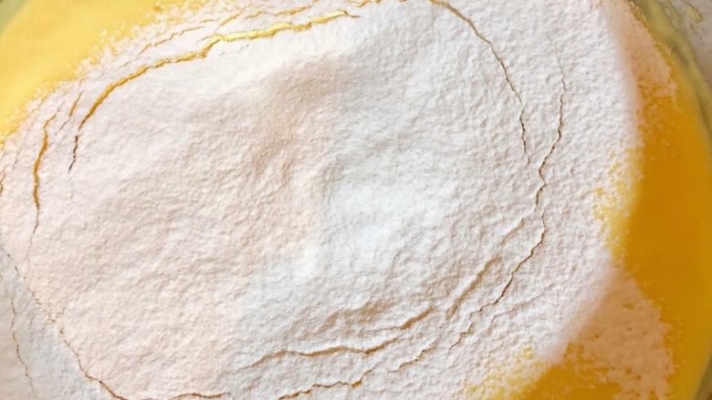 奶油水果杯（小嵨海绵蛋糕）,筛入面粉，不能直接倒入。