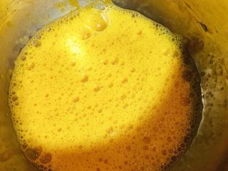 奶油水果杯（小嵨海绵蛋糕）,鸡蛋打入盆中，搅打均匀。