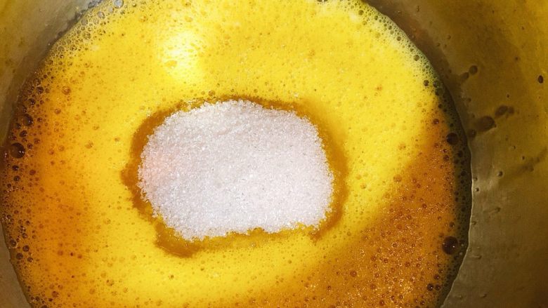 奶油水果杯（小嵨海绵蛋糕）,一次性加入细砂糖，盆子底部坐40度温水，搅打蛋液中的砂糖融化。温度一定要控制在40摄氏度哦，温度过高会把蛋液烫熟。另把装糖浆的碗底部放入热水中保温备用。