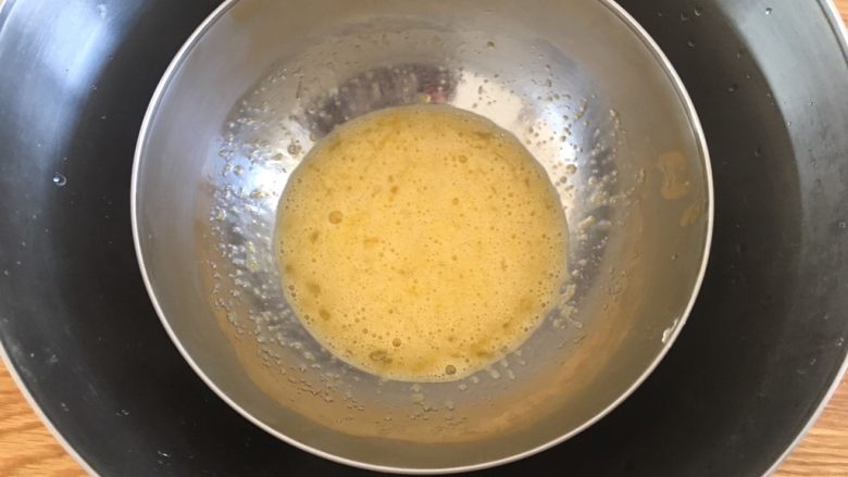 棒棒糖蛋糕胚,40度鸡蛋液最好打发，可以在一个更大的料理盆里加入热水，隔水加热蛋液至蛋液变的温温的就好；
