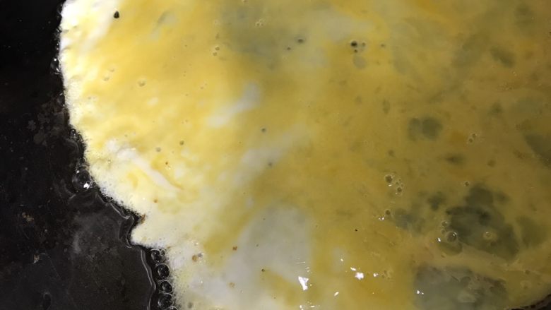 菠萝炒饭,锅内留油，直接倒入鸡蛋液
