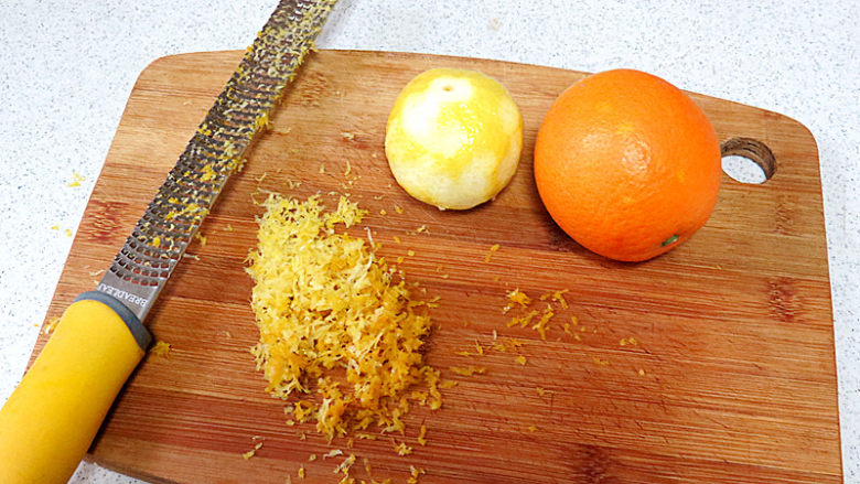 著名的德国传统圣诞面包【史多伦】,柠檬和橙子用盐搓洗干净，刮表皮备用
