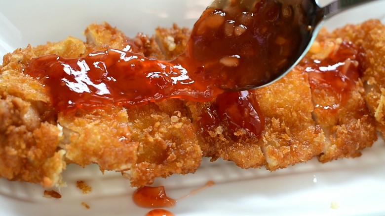 香酥鸡排,淋上你爱吃的酱即可。我这里用的是泰式<a style='color:red;display:inline-block;' href='/shicai/ 7617'>甜辣酱</a>