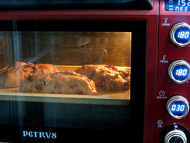 著名的德国传统圣诞面包【史多伦】,放入预热的烤箱中层，上下管180度烘烤30分钟。中途拿出烤盘旋转180℃，再继续烘烤
