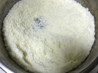 烘培小白入门：过节小零嘴：旺仔小馒头,将所有的干物质与黄油混合均匀。一定要均匀哈。混合后成粉状，没有结团越少越好。
