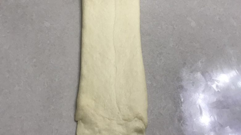 庞多米吐司,自上而下卷起，30厘米长刚好2.5圈。