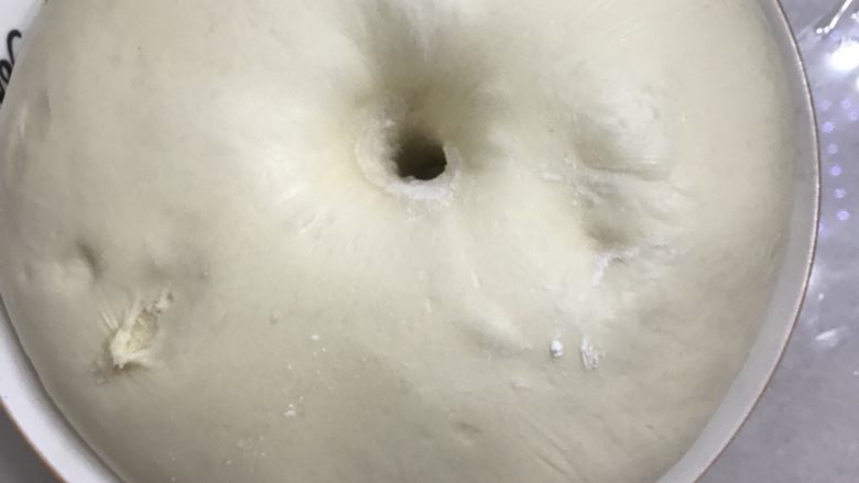 庞多米吐司,放入发酵箱，温度调节在27度，发酵至用手指沾面粉戳洞洞口不回缩不塌陷为发酵好。