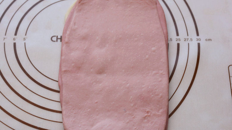 粉色渐变吐司,白色面片在下面，中间放2克红曲粉的面片，然后放1克红曲粉的面片，依次叠加在一起

