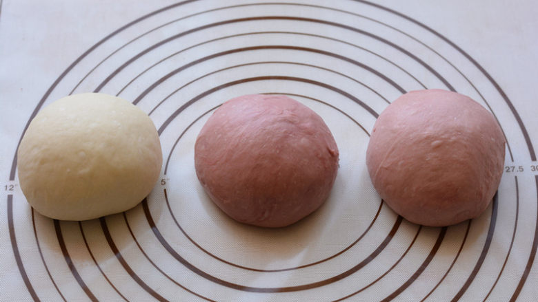 粉色渐变吐司,其中两份分别加入2克和1克的红曲粉，揉至表面光滑，松弛10分钟