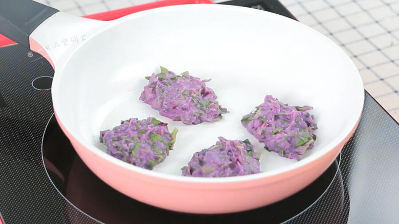 山药紫薯苋菜饼,一个个舀入小火煎。要平底不粘锅，否则会用油很多，没有不粘锅还是先不要做了。