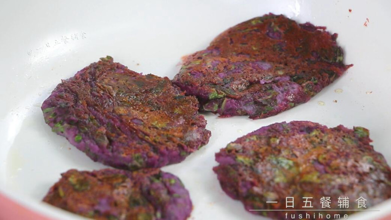 山药紫薯苋菜饼,一面金黄煎另一面，两面金黄出锅。