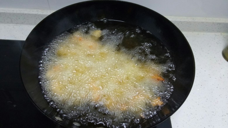 酥肉扣碗,锅中放入适量油，油6层热放入腌好的肉，中小火炸。
