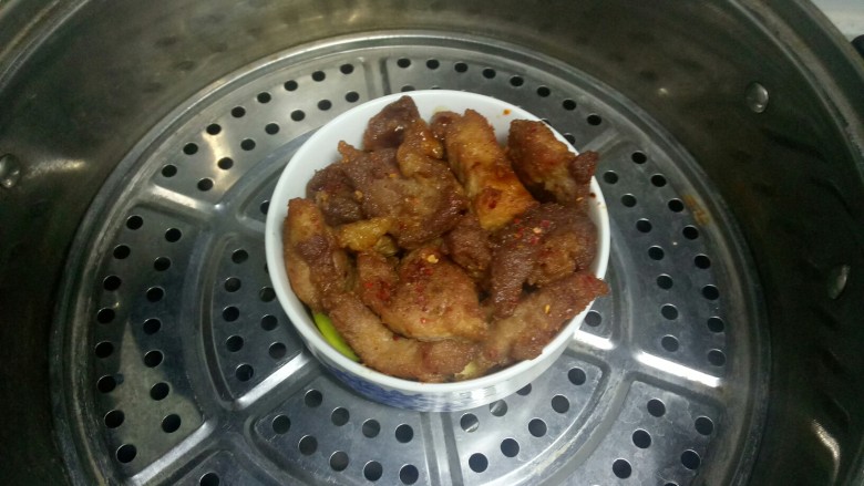 酥肉扣碗,蒸锅中放入适量水，放入酥肉。