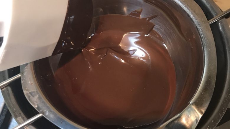 烘培小白入门：幸福满满的巧克力水果条,隔水加热，融化后很有光泽。