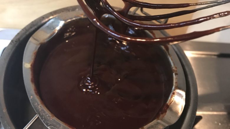 烘培小白入门：幸福满满的巧克力水果条,再加入搅拌好的蛋液，蛋液分三次加入。我的盆子有点小，小心翼翼的。
