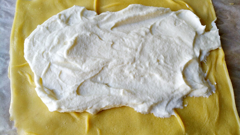 网红毛巾卷,在毛巾皮中放适量奶油，两边各留3厘米