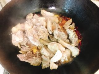 吃鸡➕鸡煲火锅,再倒入鸡肉，翻炒