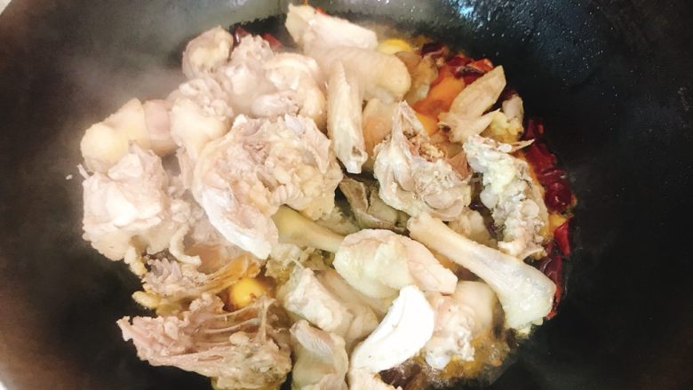 吃鸡➕鸡煲火锅,再倒入鸡肉，翻炒