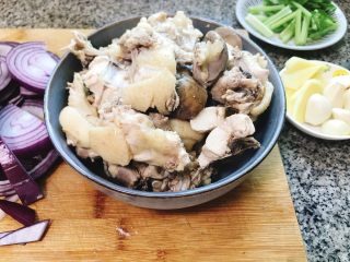 吃鸡➕鸡煲火锅,鸡肉捞出备用